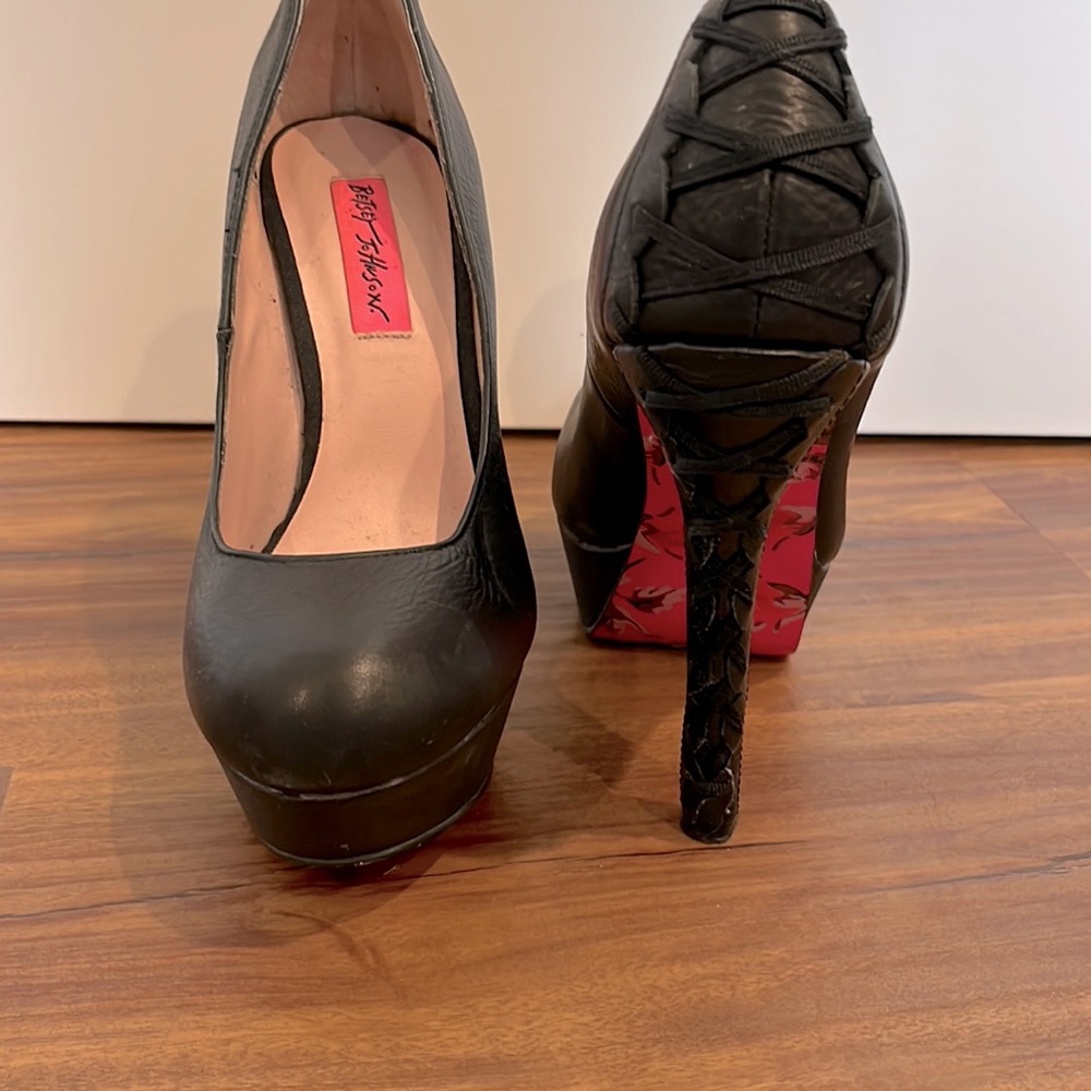 Betsy Johnson Dita black pumps size 7